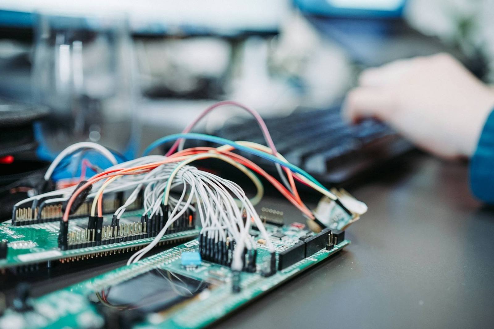 Cartes électroniques en développement chez AirNodes, bureau d'études IoT cofondé par Quentin Nigi