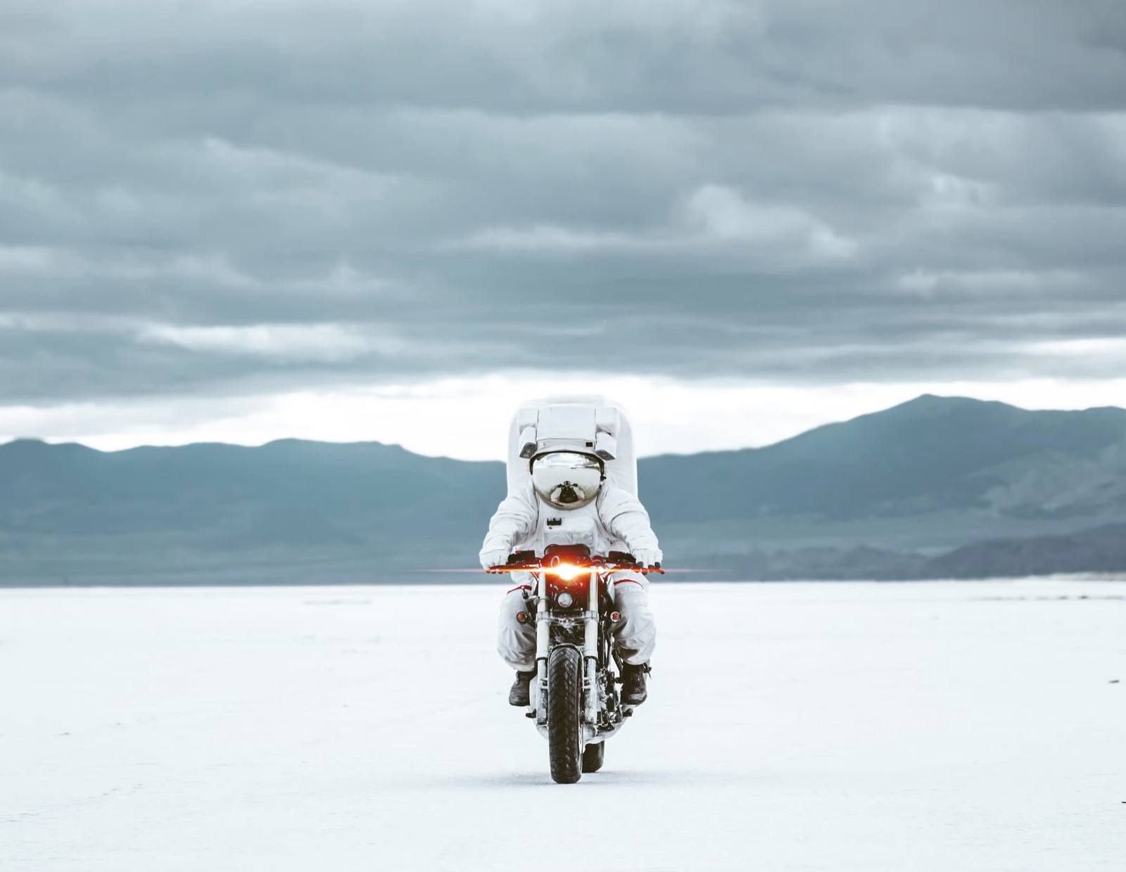 Astronaute à moto sur un lac salé, visuel de Créative Altitude, agence dirigée par Quentin Nigi