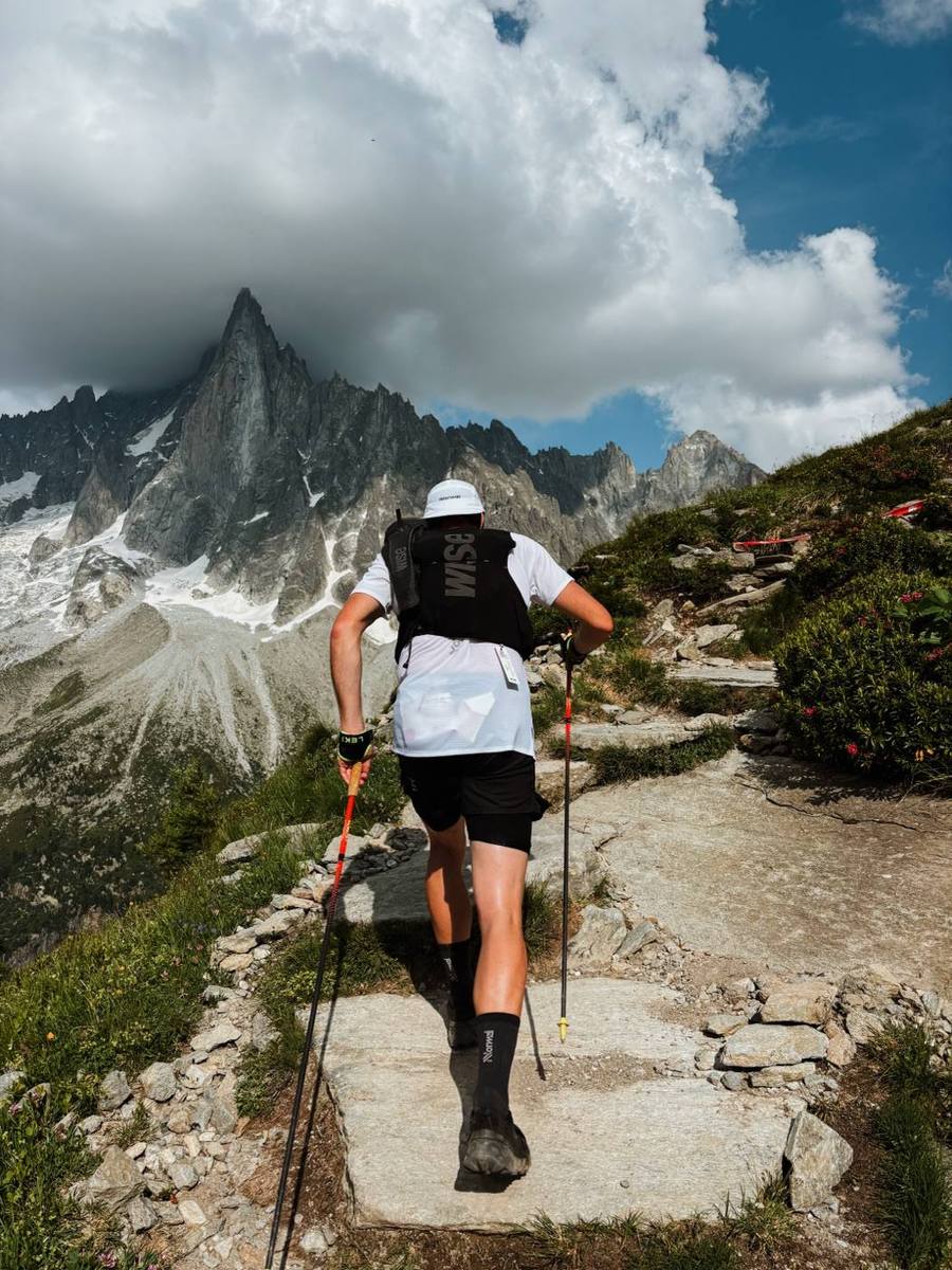 Quentin Nigi en trail face aux aiguilles du massif du Mont-Blanc